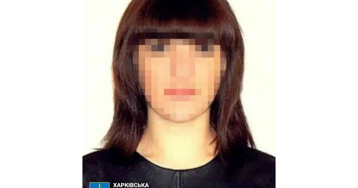 За даними слідства, мешканка Куп’янська під час захоплення міста російськими загарбниками погодилась з ними співпрацювати. Жінка добровільно обійняла посаду «и.о. начальника отделения пенсионного фонда Купянского района Харьковской области».