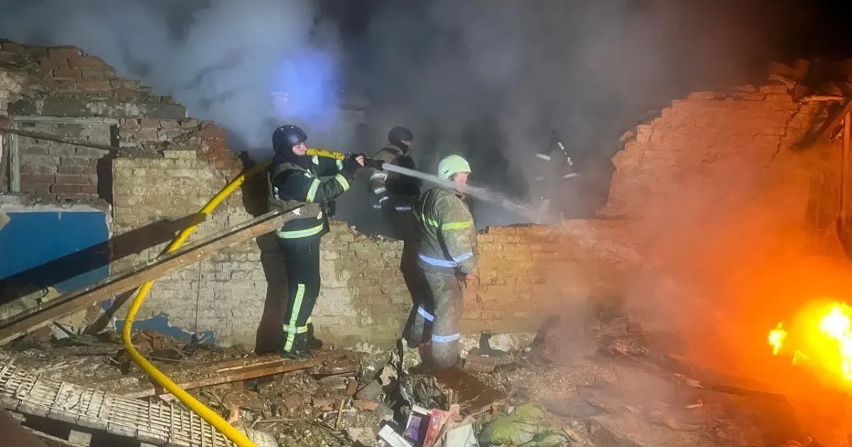 Фото: ДСНС Харківщини У Великому Бурлуці ворожий БПЛА влучив у будинок: загинув чоловік на порталі Gromada Group