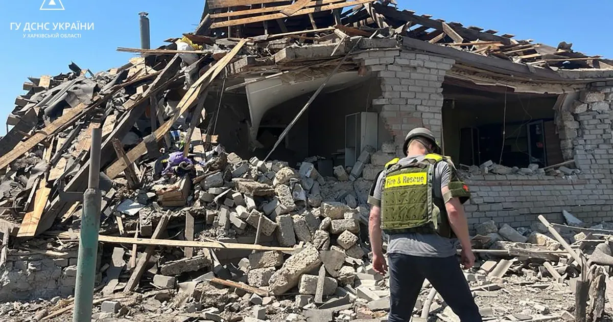 Сьогодні ворог обстріляв село Петропавлівка Куп'янського району: вогнеборці ліквідували дві пожежі, зафіксовані значні руйнування приватних будинків і магазину.