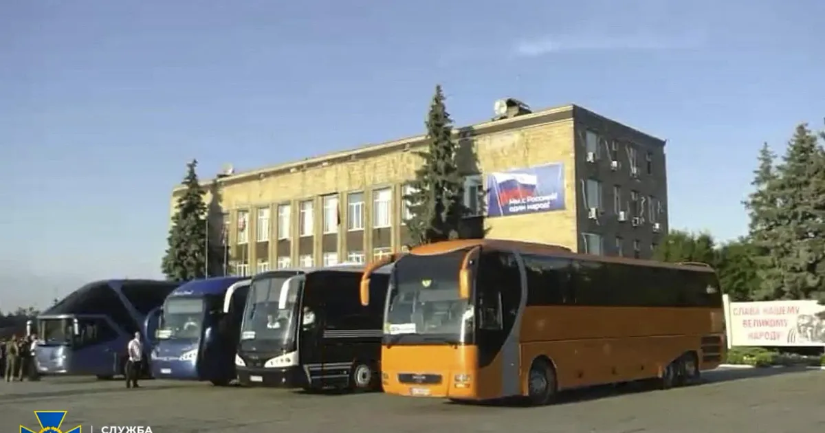 СБУ розслідує справу депутата Куп’янської районної ради, який співпрацював з рашистами і налагодив незаконні пасажирські перевезення з тимчасово окупованих територій Купʼянщини до росії.