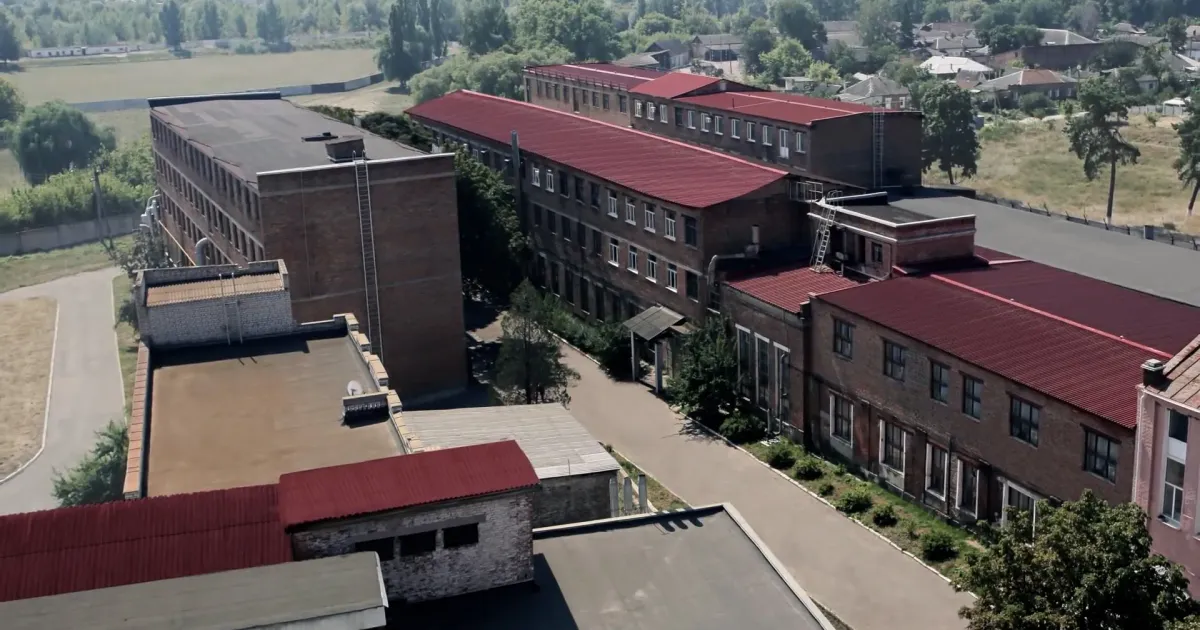 Фото: Вовчанський агрегатний завод (фото з сайту Харківської правозахисної групи) Слідчі поліції оголосили підозру двом бойовикам лнр, які катували понад 500 людей у Вовчанську (відео) на порталі Gromada Group
