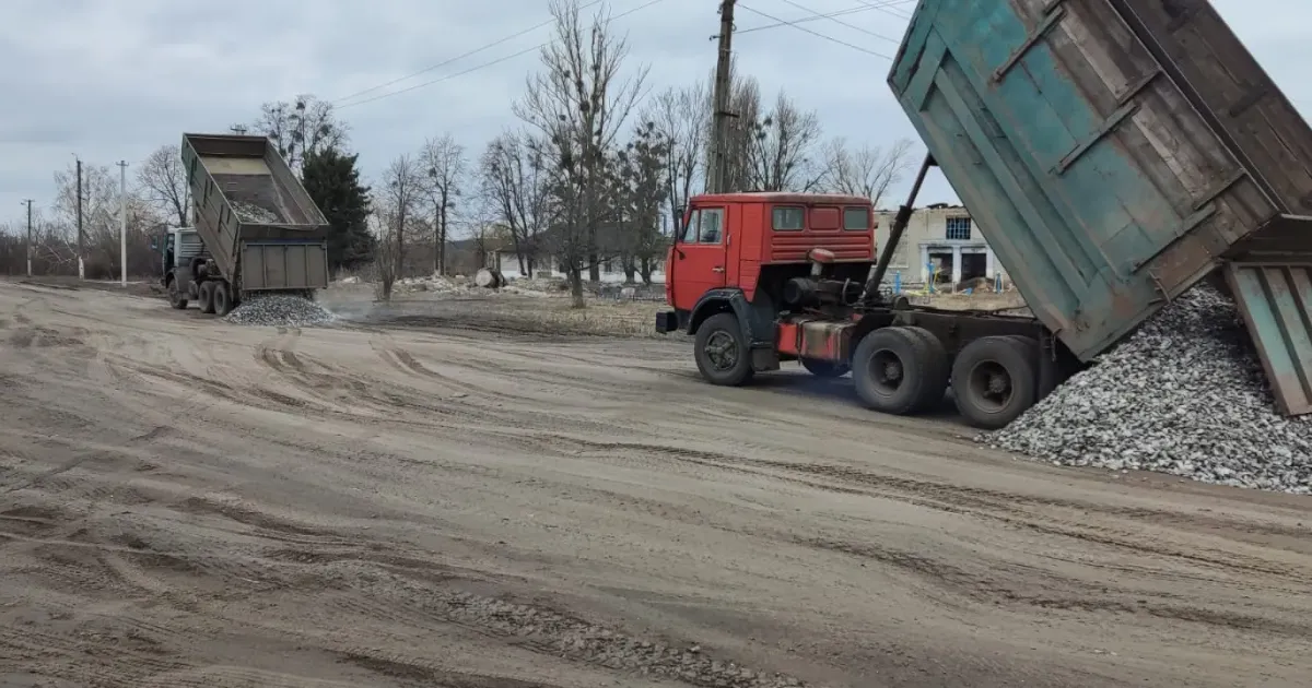 Ремонт "дороги життя" на лівому березі р. Оскіл / фото: Слобідський край Як живе Курилівська громада під постійними обстрілами на порталі Gromada Group