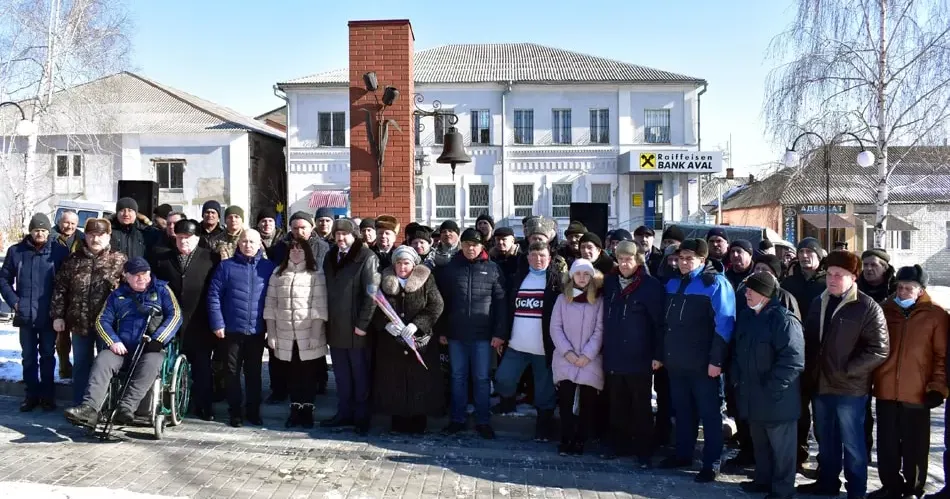 Голова Куп’янської спілки ветеранів Афганістану Михайло Папуцін вручив нагороди від Української спілки ветеранів Афганістану жінкам-вдовам афганців, які втратили своїх чоловіків у 2020 році.