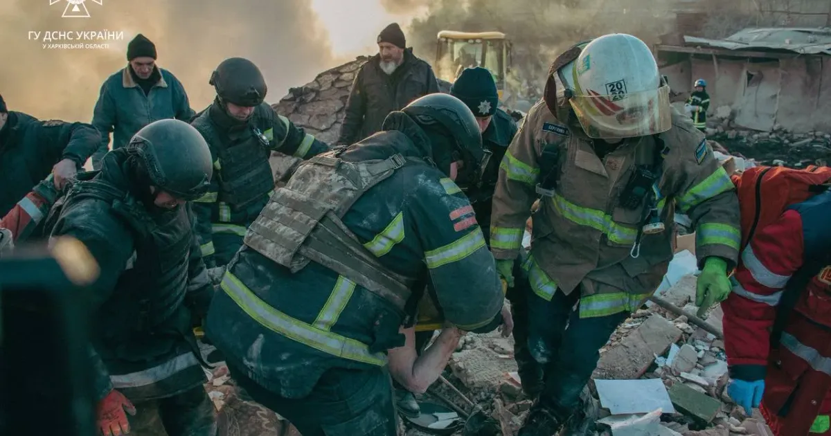 Наслідки російського авіаудару по Куп'янську 17 лютого У Куп'янську завершена рятувальна операція: загинули чоловік і жінка, четверо людей поранені на порталі Gromada Group