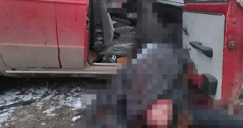 Фото: Олег Синєгубов По цивільній автівці росіяни вдарили дроном-камікадзе у Петрапавлівці на порталі Gromada Group