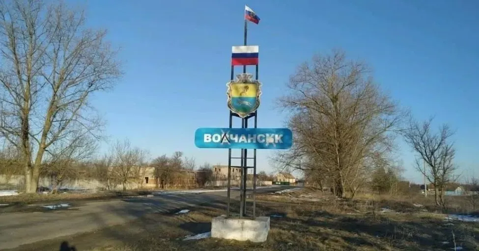 Як повідомляє рашистський телеграм канал окупаційної адміністрації Вовчанського району, у Вовчанську перейменовано дві вулиці і площу.