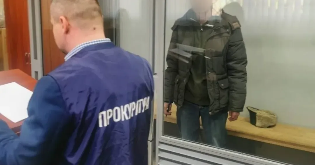56-річному мешканцю смт Шевченкове, який поширював рашистську пропаганду і займався підготовкою референдуму під час тимчасової окупації селища, прокуратура повідомила підозру у колабораційній діяльності. Зрадник перебуває під вартою.