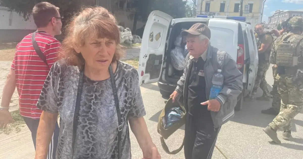 Фото: Поліція Харківської області Десять людей з Куп'янська-Вузлового евакуювали поліцейські на порталі Gromada Group