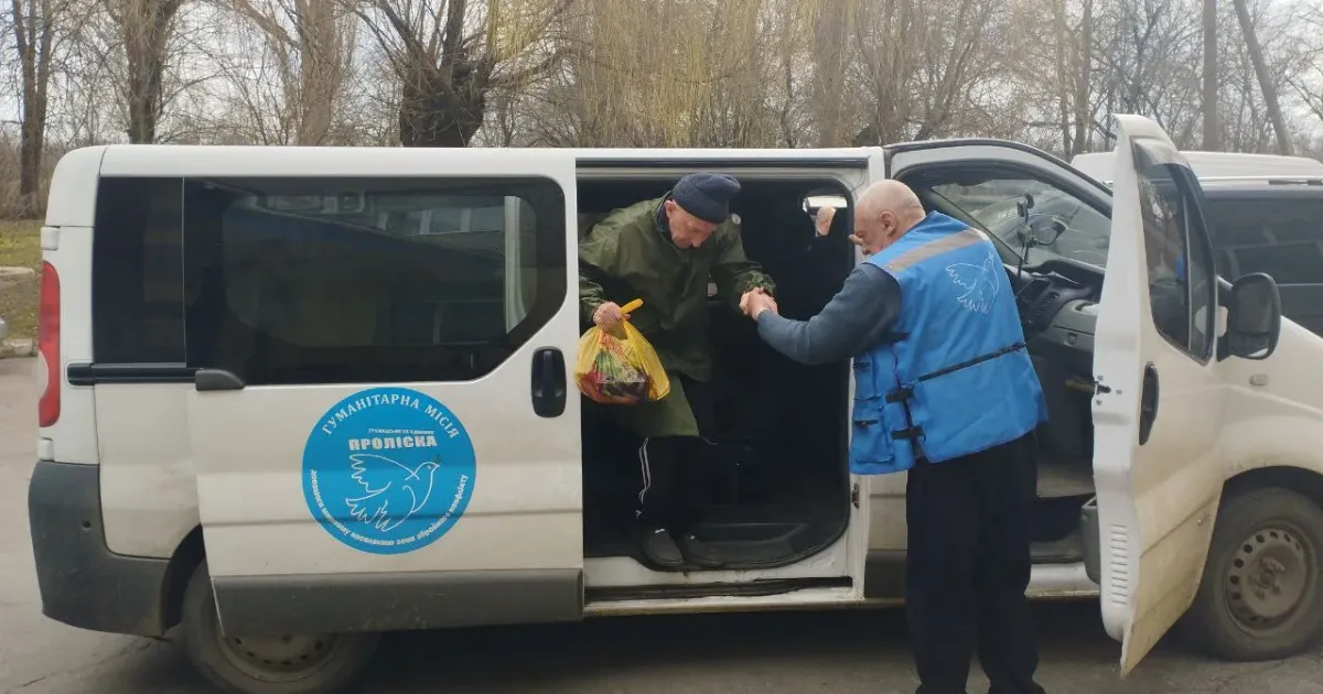 Фото: Проліска — Харків (facebook) Пацієнтів та персонал психоневрологічного інтернату евакуювали волонтери з села Безмятежне Шевченківської громади на порталі Gromada Group