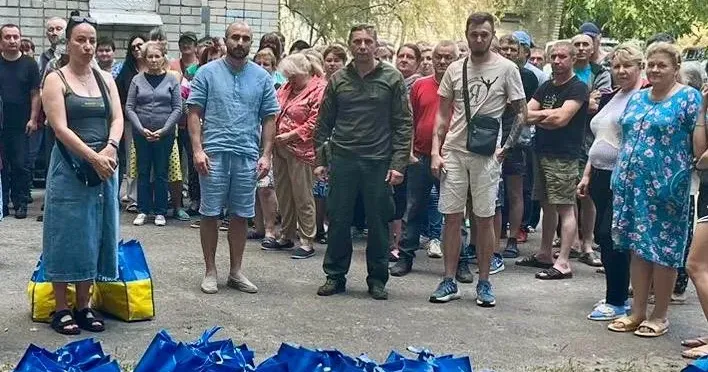 Фото: Поліція Харківської області Гуманітарну допомогу до гуртожитків, де перебувають евакуйовані з прифронтових громад, доставили поліцейські на порталі Gromada Group
