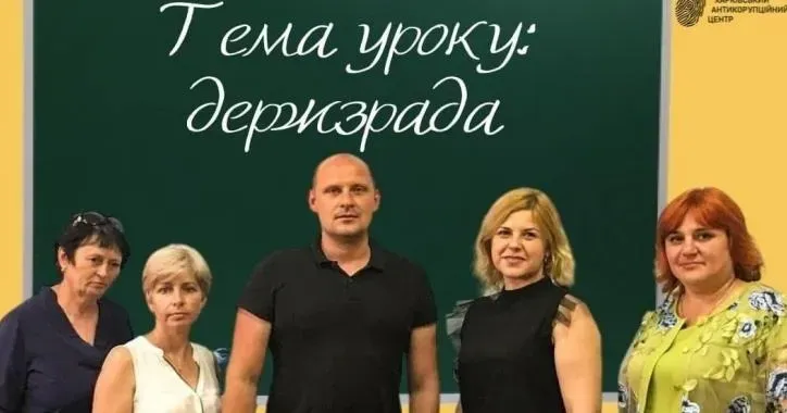 Джерело зображення: Харківський антикорупційний центр Прокуратура почала розслідування дій освітян-колаборантів. Стали відомі факти погроз родинам, які відмовляються приводити дітей до шкіл на тимчасово окупованих територіях Купʼянського району.